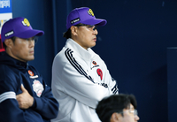 두산 ‘투·타 지표’는 나쁘지 않은데, 왜 ‘리그 9위’일까…이승엽 감독 “타자들이 투수 도와야” [SS잠실in]