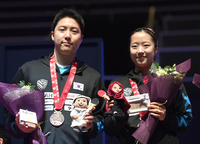 [포토] 혼합복식 신유빈-임종훈 ‘동메달 목에 걸고’