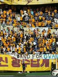 관중석 환자 발생하자 광주·강원 의무스태프 쏜살같이 출동…단 5분 만의 수습, 큰 사고 막았다[SS현장]