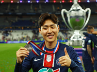 PSG 또 챔피언 타이틀 획득했지만, 이강인은 또 결장…계속되는 전력 외 취급에 찜찜한 우승, 챔스 결승 기대감도 ↓