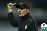 “5월까지 결과에 집중” 현실과 타협한 강원 정경호 감독의 냉정한 시즌 운영, ‘습자지 스쿼드’에도 중위권에서 버티는 원동력