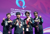 [포토] 포즈 취하는 신유빈-유한나와 석은미 감독-최현진 코치 