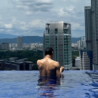 “뒷태, 어마어마하네”…카이, 근육질 몸매 깜짝 공개 [★SNS]