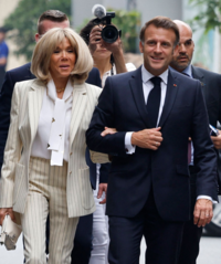 佛 ‘사랑과전쟁’…마크롱 전용기서 얼굴 ‘퍽’, 장난일까 싸움일까?