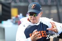 ‘5시→2시’ 변경, 필요하지만 분명 ‘부담’…‘최다’ 김경문 감독 “안 맞는 것 같다” [SS포커스]