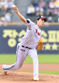 [포토]힘차게 공 뿌리는 LG 임찬규