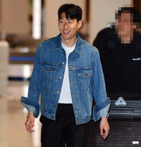 영웅 손흥민의 공항패션은? 스타일리시한 데님 재킷과 실버톤 시계!