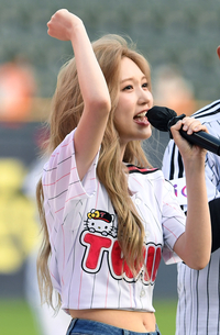 [포토]아이브 가을, “LG 트윈스 파이팅!”