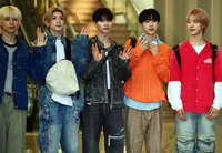 NEXZ(넥스지), 무지개빛 의상으로 공항을 물들여