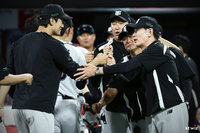 고영표 7.2이닝 9K 1실점 ‘완벽투’→‘활짝’ 웃은 강철매직 “최고의 투구를 펼쳤다” [SS수원in]