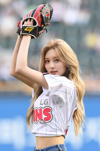 LG 선수단에 피자 쏜 ‘승리의 여신’ 아이브 가을…2연승으로 보답