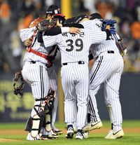 [포토]승리의 세리머니를 하는 LG