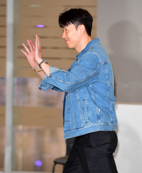 팬들에게 인사하는 손흥민, 반가워요~ [포토]