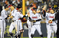 [포토]1위 LG, 2위 한화와의 3연전 승리로 시작