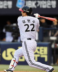 [포토]시즌 4호 홈런 넘기는 LG 김현수