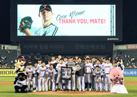 [포토]고별 기념촬영하는 LG 코엔 윈