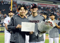 [포토]임찬규로부터 KBO리그 첫 승 기록지 전달받는 코엔 윈