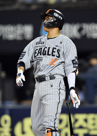 [포토]연장 11회초 2점 홈런 넘기는 한화 채은성