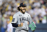 [포토]위기 넘기고 포효하는 한화 선발 폰세