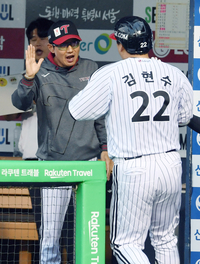 [포토]김현수의 홈런 축하하는 염경엽 감독