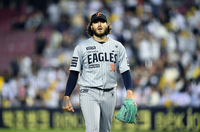 [포토]동점 허용에 아쉬워하는 한화 폰세