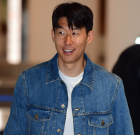 트로피 들고 돌아온 ‘캡틴’ 손흥민, 데님 재킷 하나로 완성한 공항 런웨이!