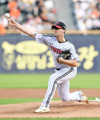 [포토]힘차게 공 뿌리는 LG 코엔 윈