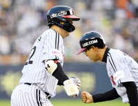 [포토]솔로 홈런 LG 김현수, 쫓아간다!