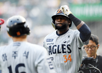 [포토]솔로 홈런으로 기선제압하는 한화 플로리얼