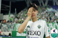 서태웅인가? 한쪽 눈 퉁퉁 부었는데 환상골 작렬+어시스트까지, 지금의 전진우는 부상도 막을 수 없다