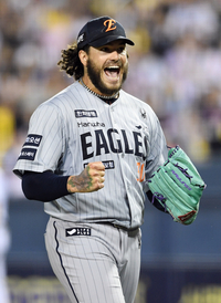 [포토]위기 탈출에 기뻐하는 한화 폰세