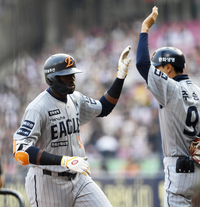 [포토]선두 타자 홈런 넘긴 한화 플로리얼