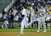 [포토]한화 폰세 상대 솔로 홈런 넘긴 LG 이영빈