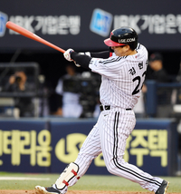 [포토]LG 김현수, 한화 폰세 상대 시즌 4호 홈런