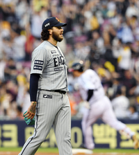 [포토]김현수에게 홈런 허용한 폰세