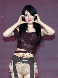 가수 이채연, 사전투표 인증샷서 ‘정치색 논란’ 센스 있게 차단