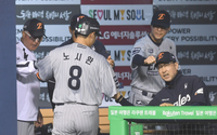[포토] 노시환, 6회 선취점 뽑는 희생타