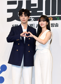 [포토]함께 하트 만들어 보이는 박보검-김소현
