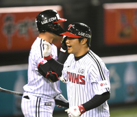 [포토] 문보경, 6회 동점 만드는 솔로포