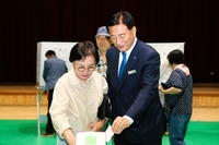 [포토] 소중한 한표 행사하는 “김한종 장성군수” 부부