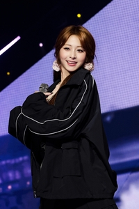 르세라핌 허윤진, 허리 통증으로 위버스콘 불참 “부담 최소화”
