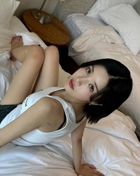 권은비, 워터밤 여신의 여름은 시작됐다…핫팬츠 입고 과감 포즈 [★SNS]