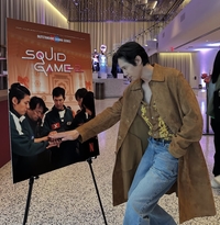 박성훈, ‘오징어 게임 패러디 음란물 논란’ 딛고 동료들과 손 모아 파이팅!