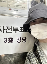 ‘좌이유’? 그저 아이유는 아이유! 모자+마스크+셔츠 모두 무채색으로 사전 투표 완료