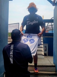 ‘팬심 폭발’ 폰세, 류현진을 멈춰 세웠다 왜? “류(RYU) 사인해줘~!” [SS현장속으로]