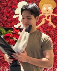 병장 엘리오, 전역 9일前…뷔, 민간인 복귀 앞두고 ‘양에 풀?’