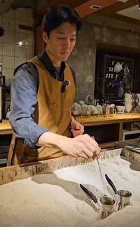 ‘침묵’ 이동건 ‘열애설 속 묵묵, 손은 쉼없이’…카페 전념모드