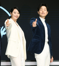 김혜수, 정성일 커피차 앞 인증샷 “센스 넘치는 응원에 감동”