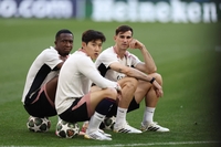 이강인을 위한 시간 없었다, 챔스 5경기 연속 결장 또 다시 전력 외 취급…벤치에서 우승 구경만 하다 끝, 우승 메달 받는 장면조차 ‘패싱’