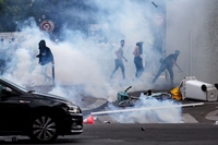 ‘0분 출전’ 이강인, 트로피 옆에선 활짝…거리는 아수라장